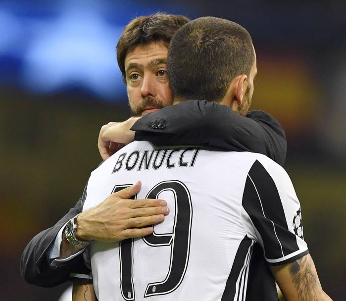 L&#39;abbraccio tra Andrea Agnelli, presidente della Juventus, visibilmente commosso, e Leonardo Bonucci. Ansa